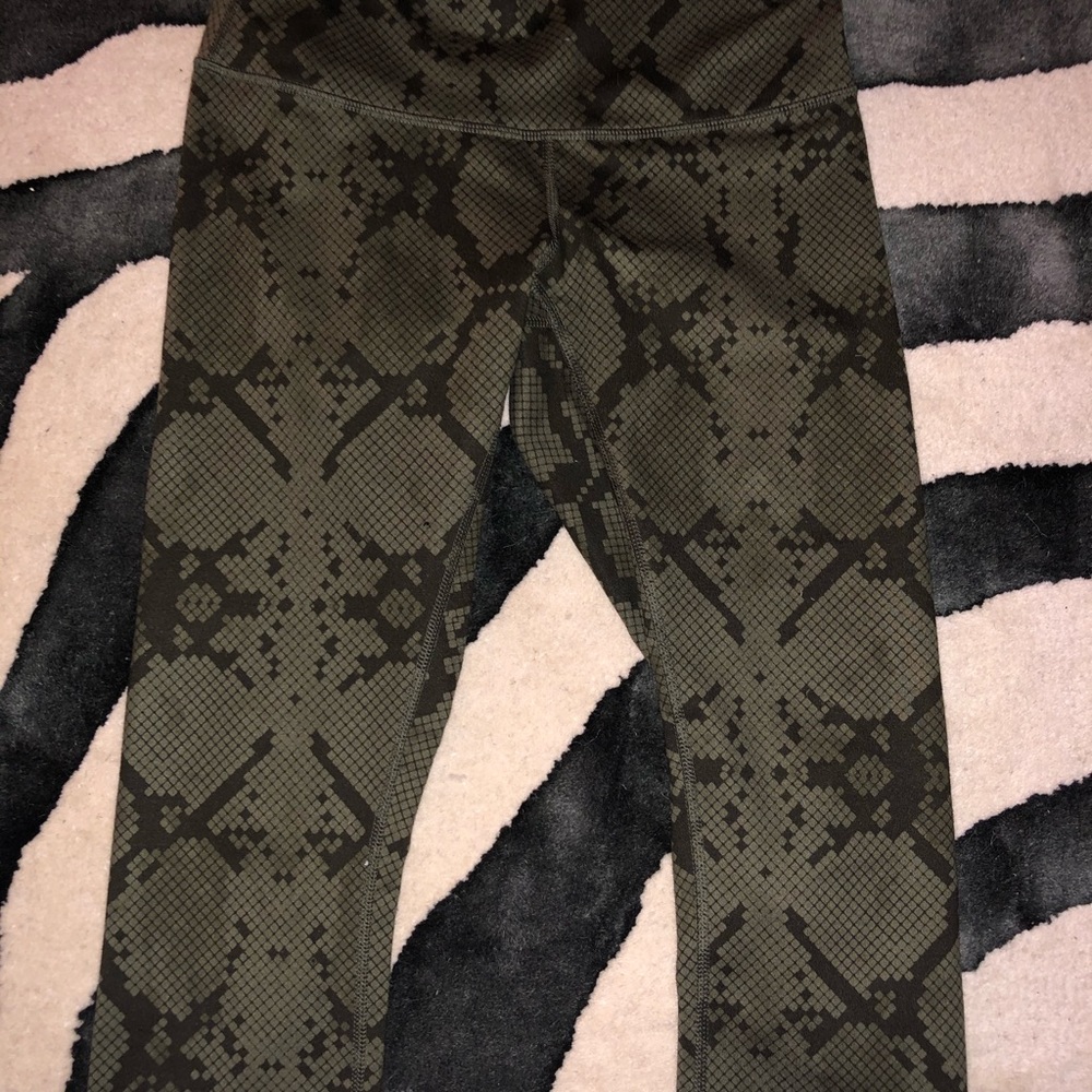 Lululemon Crop Snake Ziggy Wunder Under - image 3